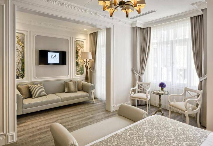Mirrors Hotel