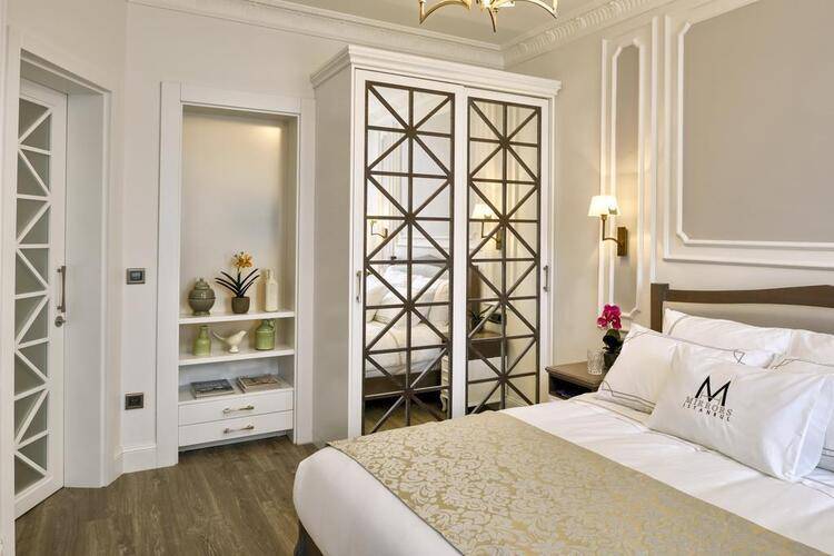 Mirrors Hotel