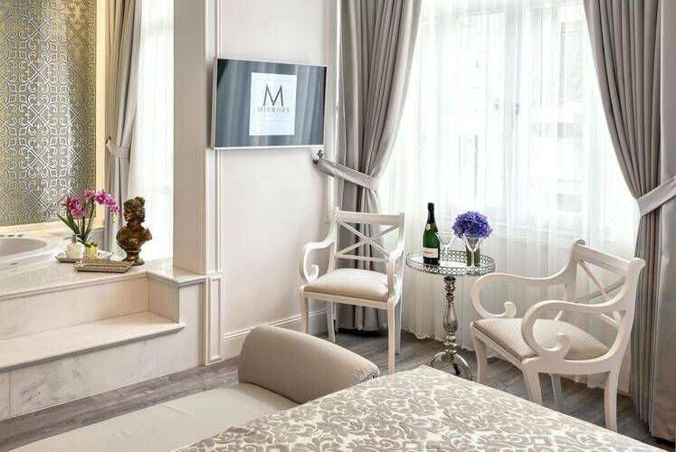 Mirrors Hotel