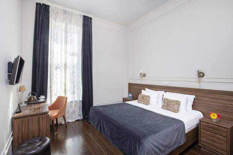Золотой Век (Golden Age Hotel)
