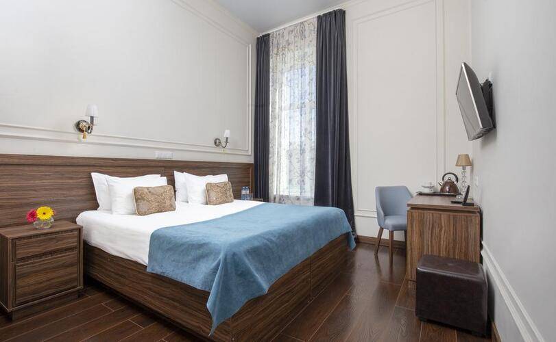 Золотой Век (Golden Age Hotel)