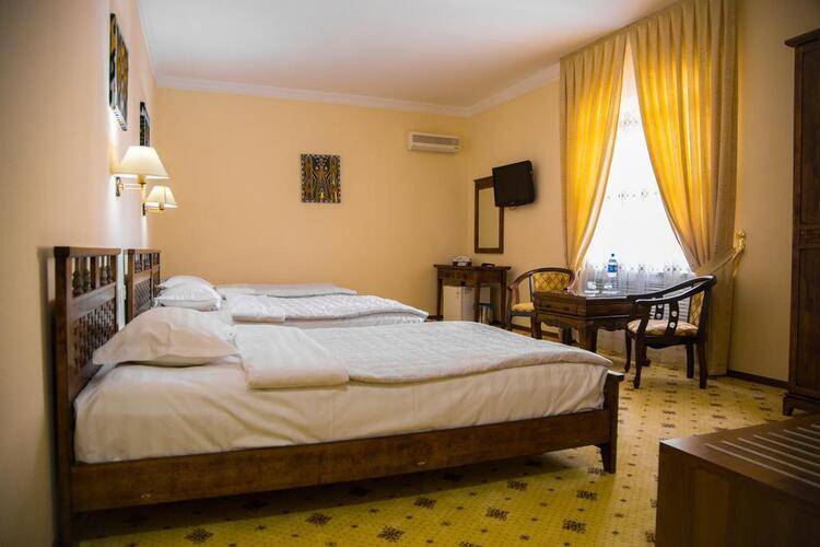 City Hotel