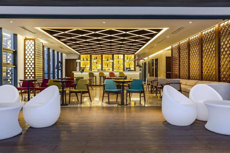 Maximilan Danang Beach Hotel