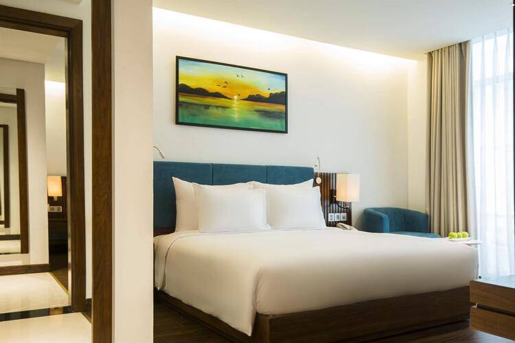 Maximilan Danang Beach Hotel