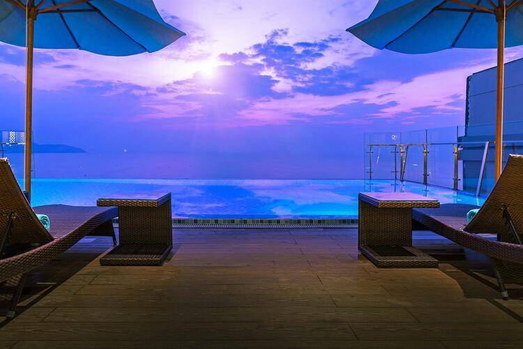 Maximilan Danang Beach Hotel