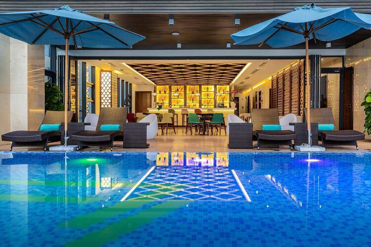 Maximilan Danang Beach Hotel