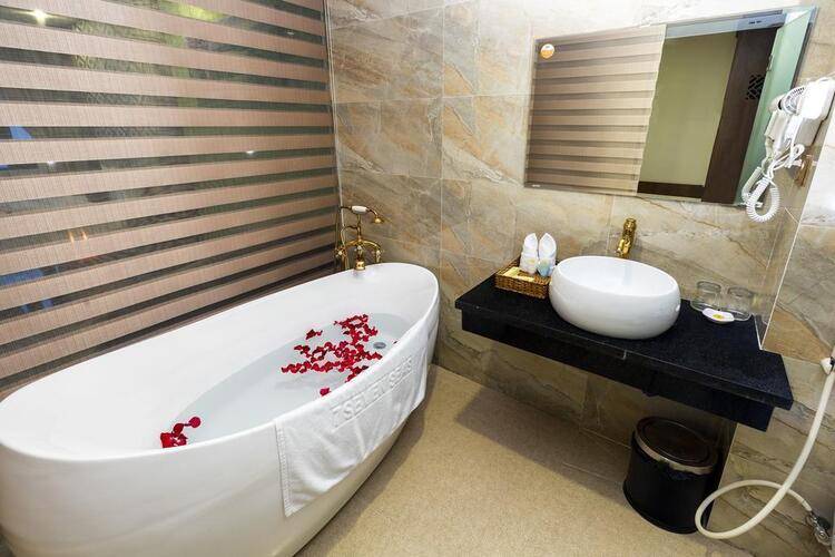 7. Seven Sea Hotel Da Nang