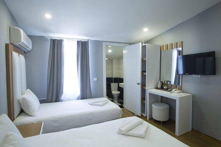 La Pazza Suites