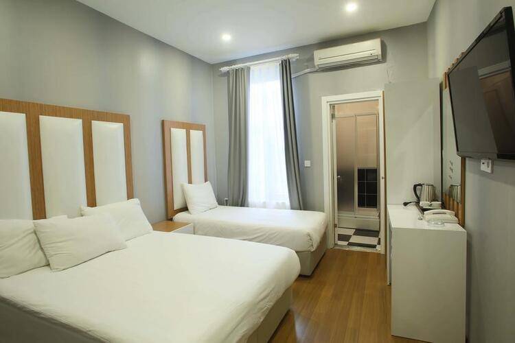 La Pazza Suites