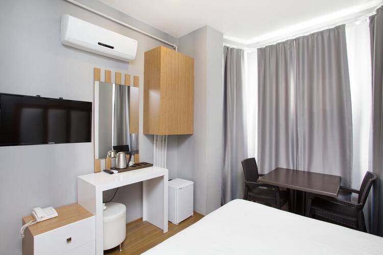 La Pazza Suites