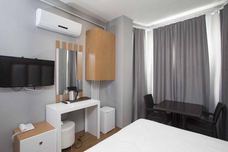 La Pazza Suites