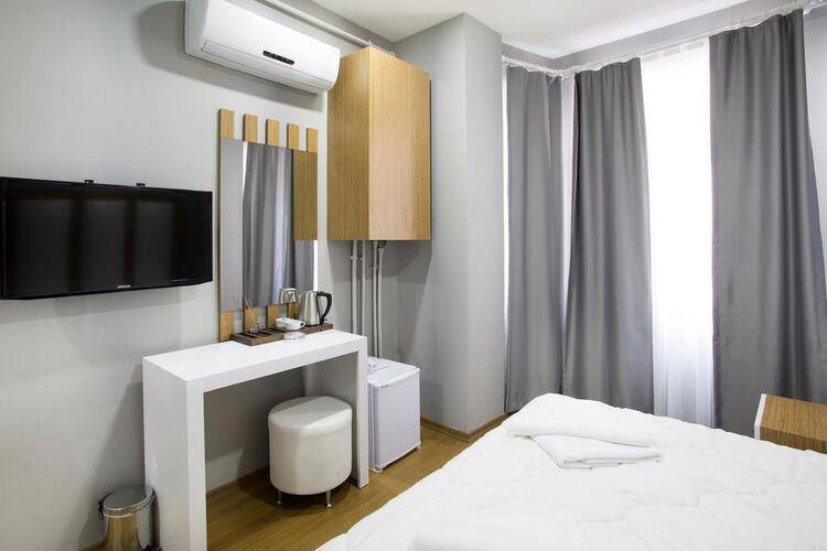 La Pazza Suites