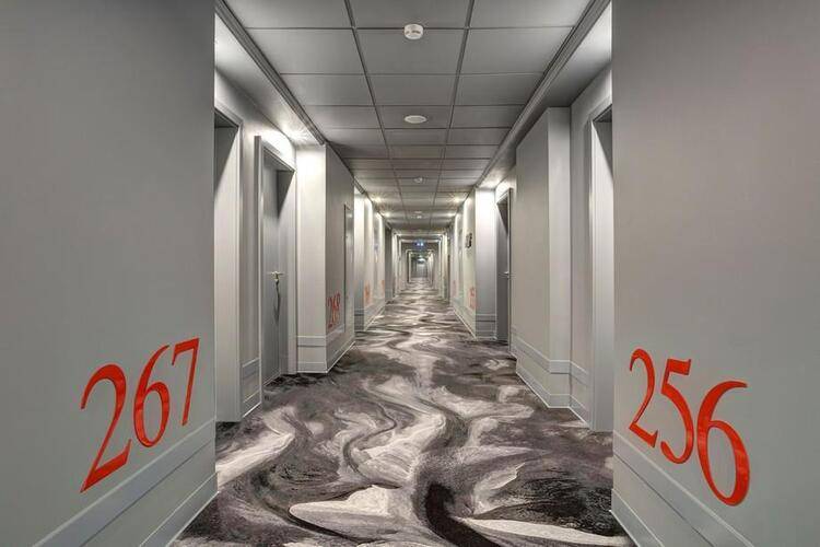 Театральная Площадь (Ex. Holiday Inn)