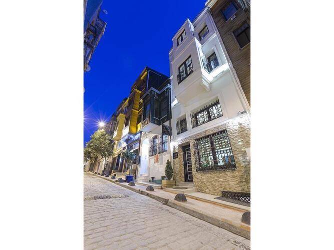 Zendy Suite Hotel