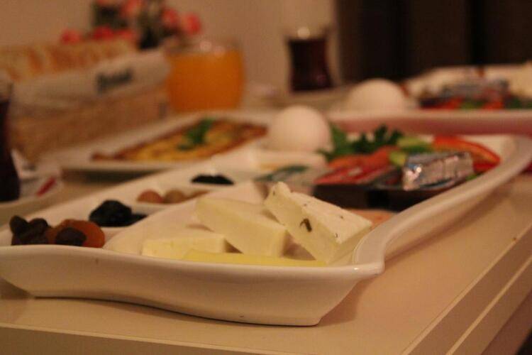 Zendy Suite Hotel