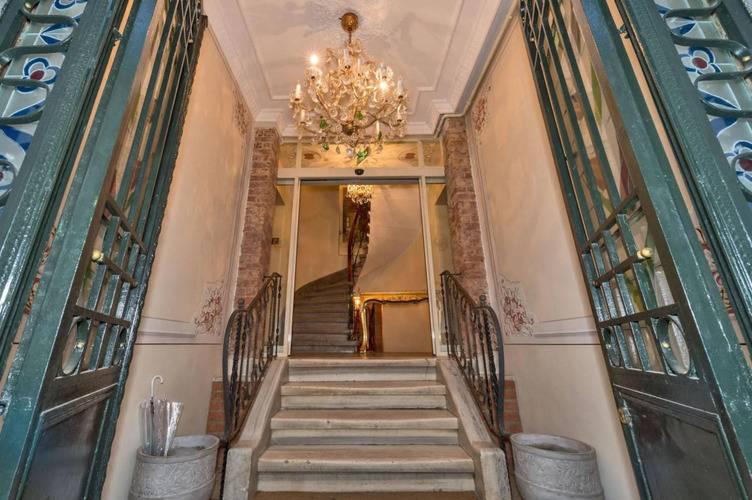 Fresia Hotel (Ex. By Murat Crown)