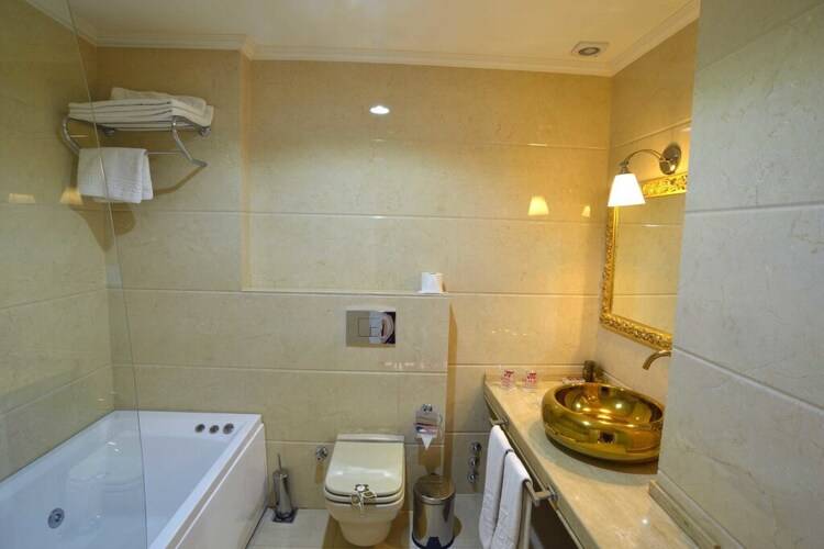 Fresia Hotel (Ex. By Murat Crown)