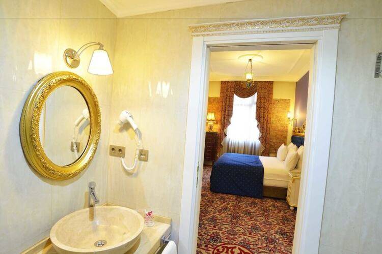 Fresia Hotel (Ex. By Murat Crown)