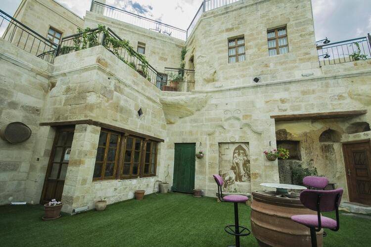 Fresco Cave Suites And Mansions