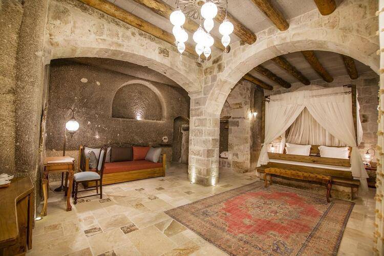 Hera Cave Suites