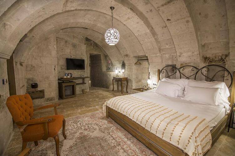 Hera Cave Suites