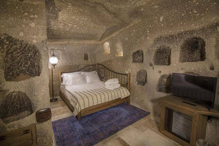 Hera Cave Suites