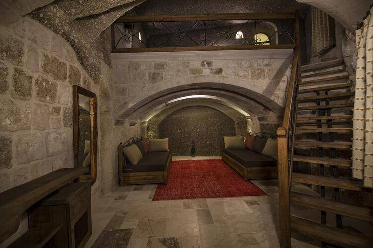 Hera Cave Suites