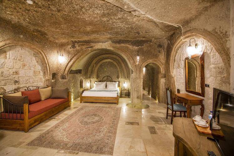 Hera Cave Suites