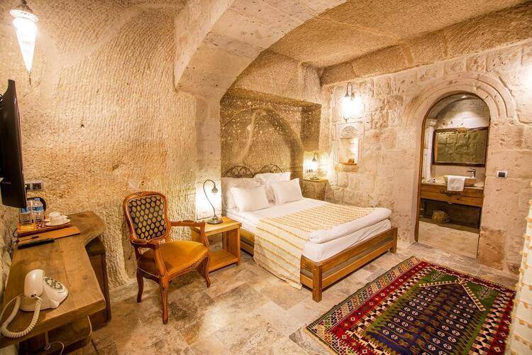Hera Cave Suites