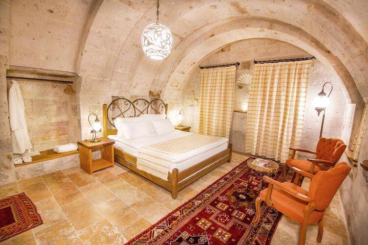 Hera Cave Suites