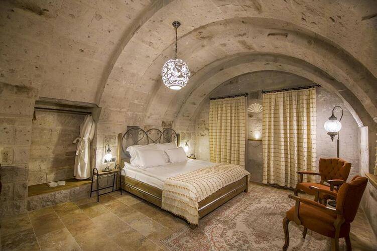 Hera Cave Suites
