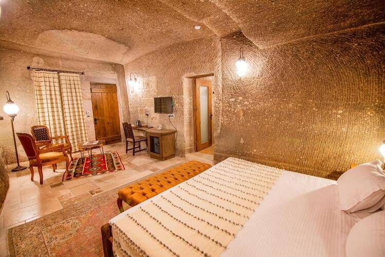 Hera Cave Suites