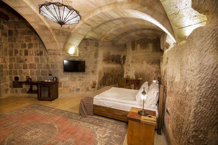 Hera Cave Suites