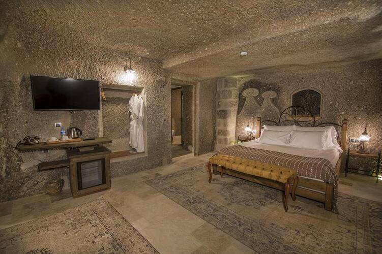 Hera Cave Suites