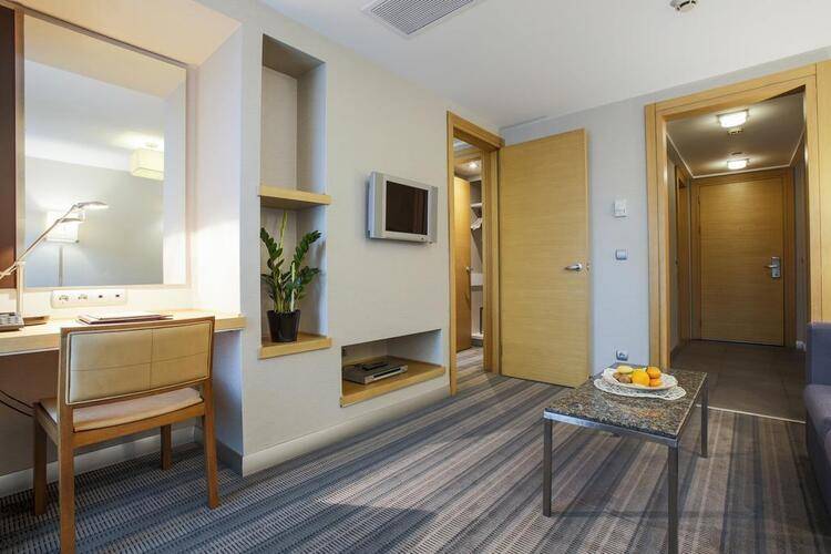 Housez Suites And Apartments