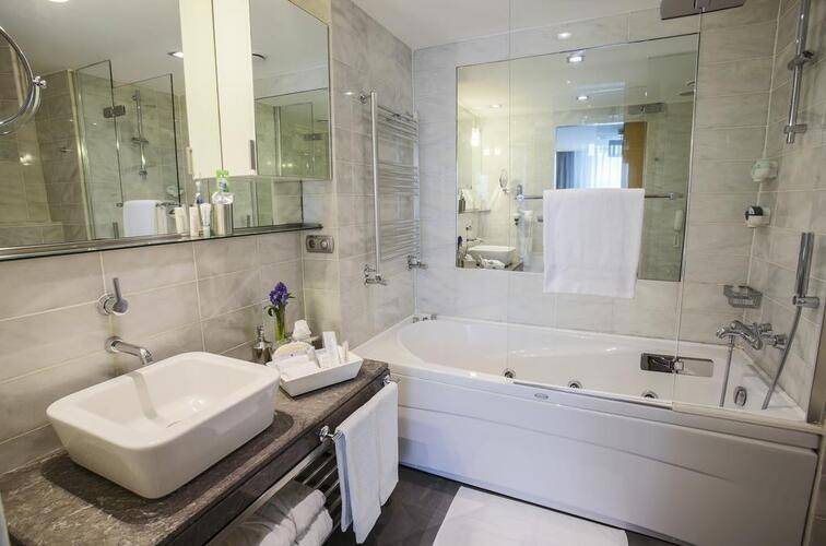 Housez Suites And Apartments