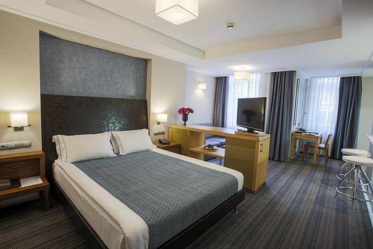 Housez Suites And Apartments