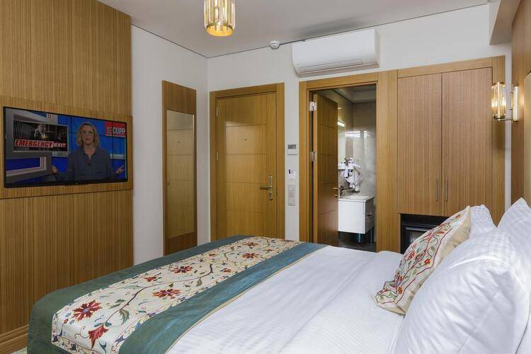 Obelisk Hotel & Suites