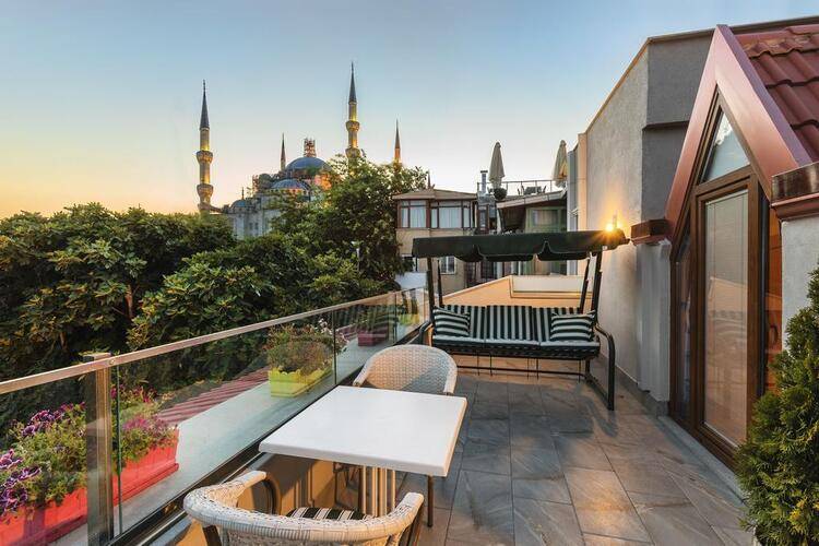 Obelisk Hotel & Suites