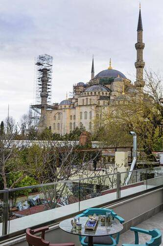Obelisk Hotel & Suites