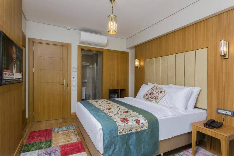 Obelisk Hotel & Suites