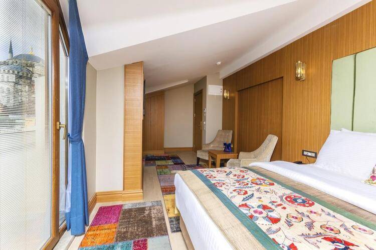 Obelisk Hotel & Suites