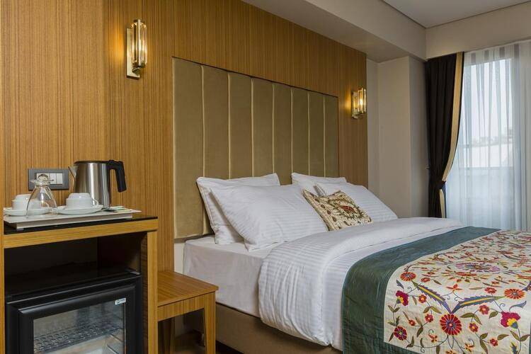 Obelisk Hotel & Suites