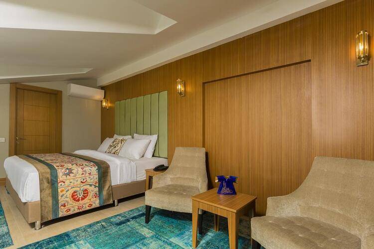 Obelisk Hotel & Suites