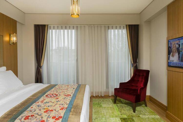 Obelisk Hotel & Suites