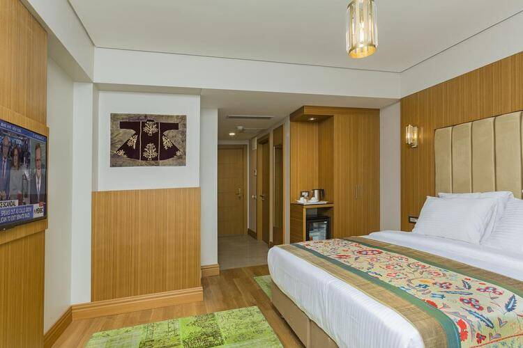 Obelisk Hotel & Suites
