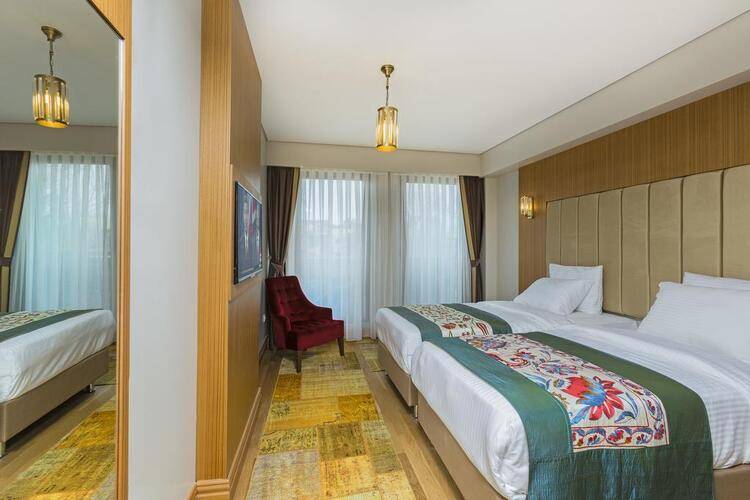Obelisk Hotel & Suites