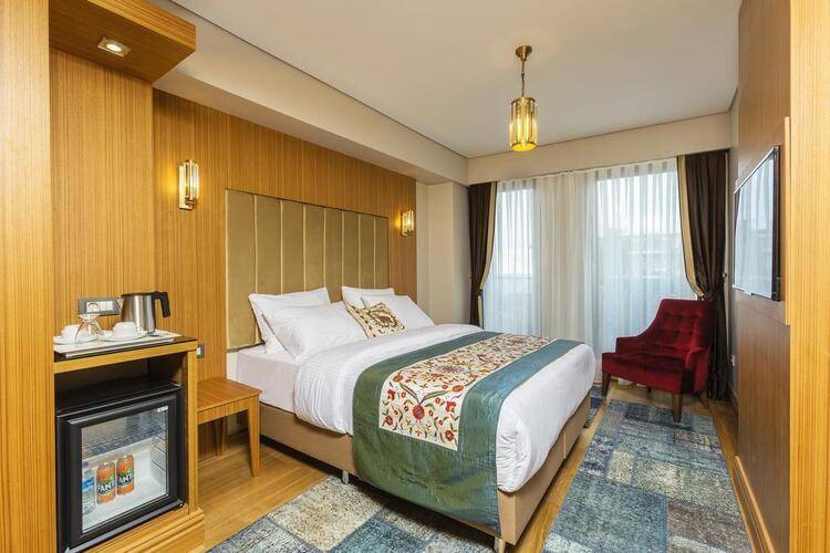 Obelisk Hotel & Suites