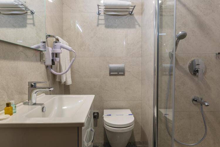 Obelisk Hotel & Suites