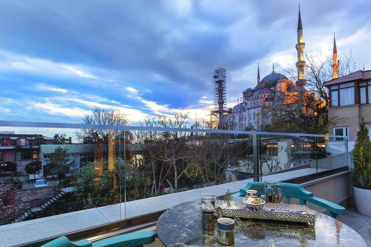 Obelisk Hotel & Suites
